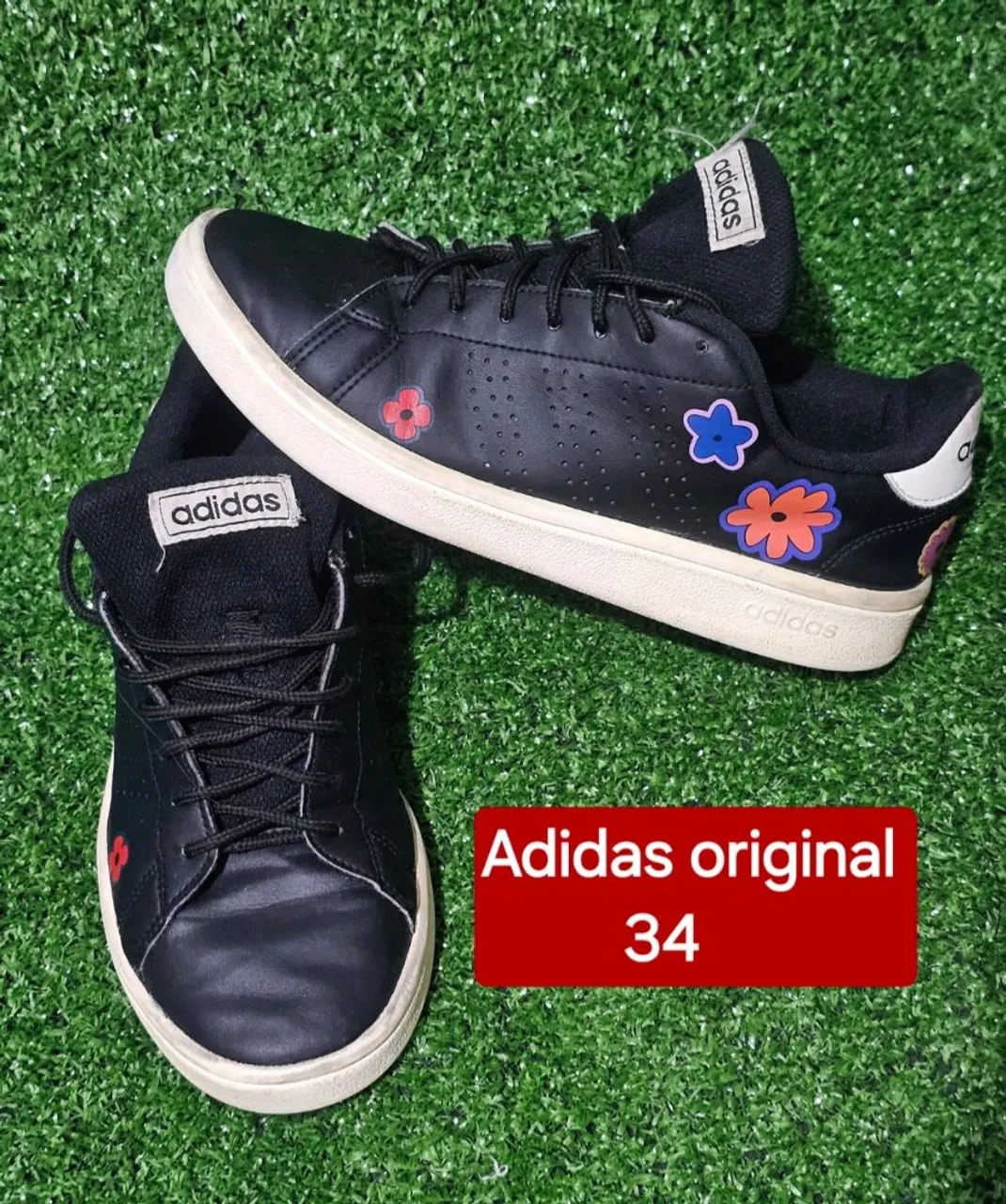 Adidas Original 34 - Preto com Detalhes Florais