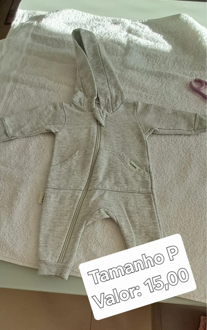 Macacão de bebê cinza com capuz