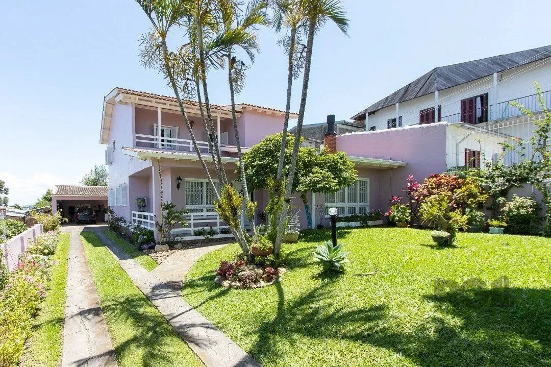 Casa com 4 quartos, suíte, churrasqueira, lareira, garagem coberta e lindo jardim.