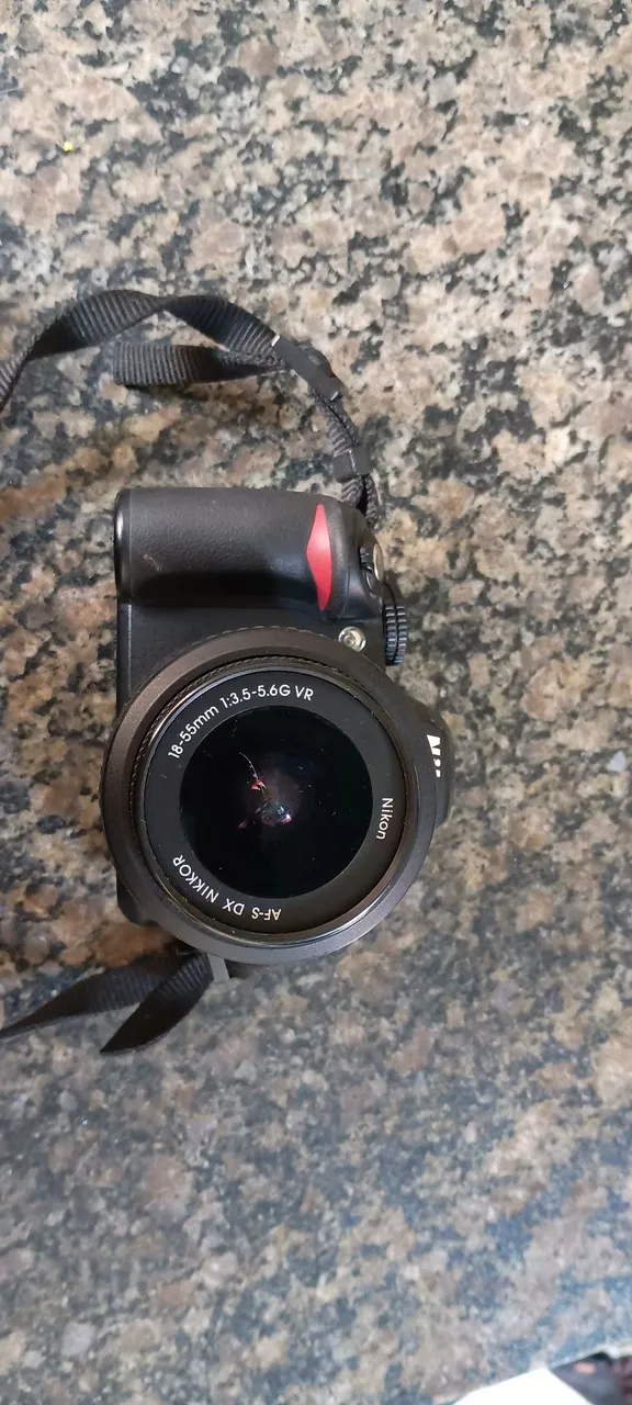 Câmera DSLR Nikon D3100 com lente 18-55mm, carregador e cabo USB