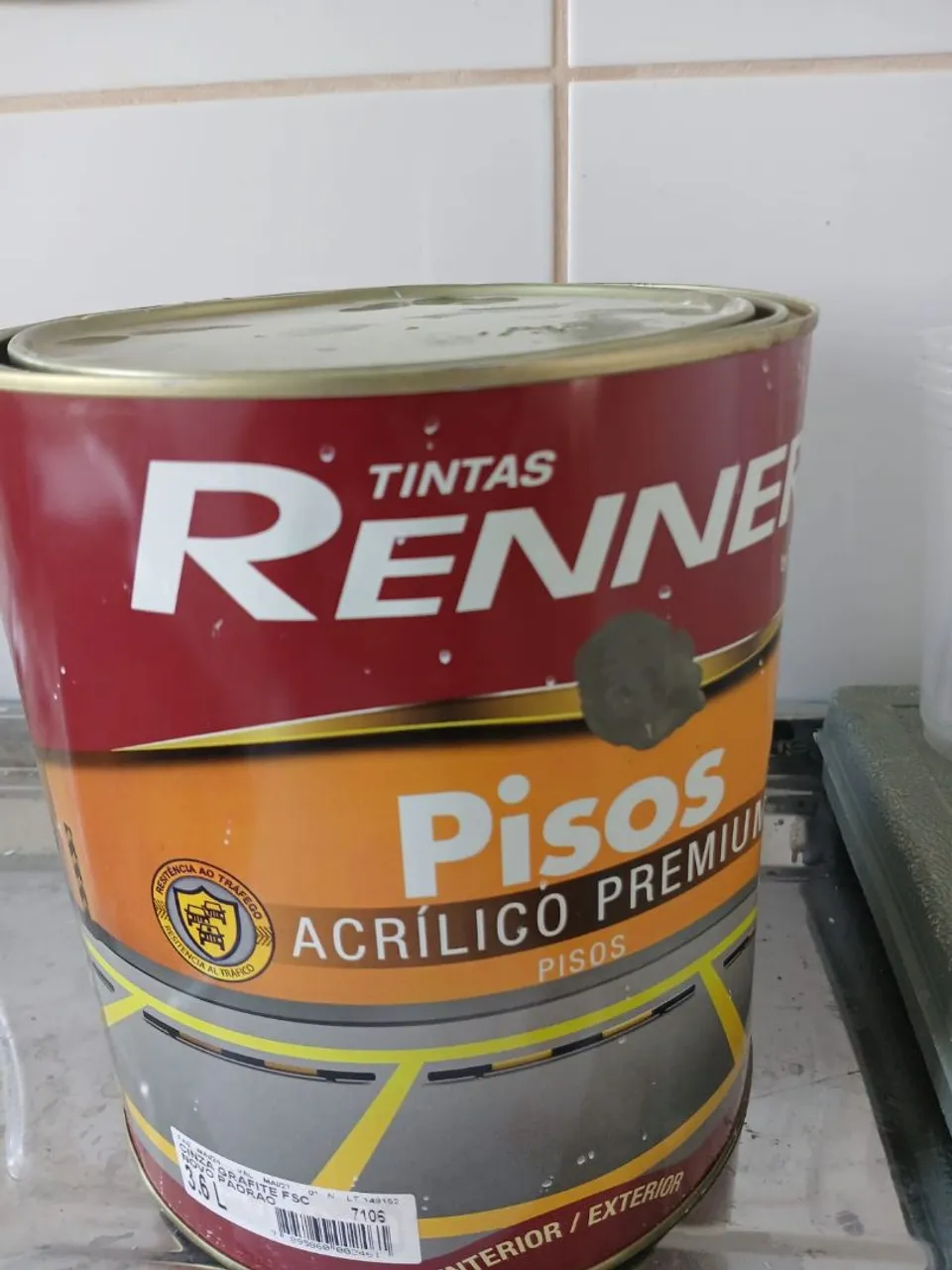 Tintas 3l600 novas NÃO ENTREGO 80,00 obs na loja custa +200,00