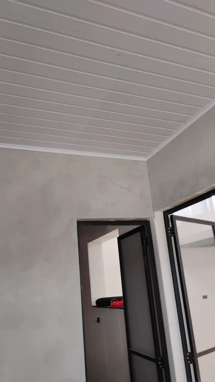 Forro em PVC branco e amadeirado