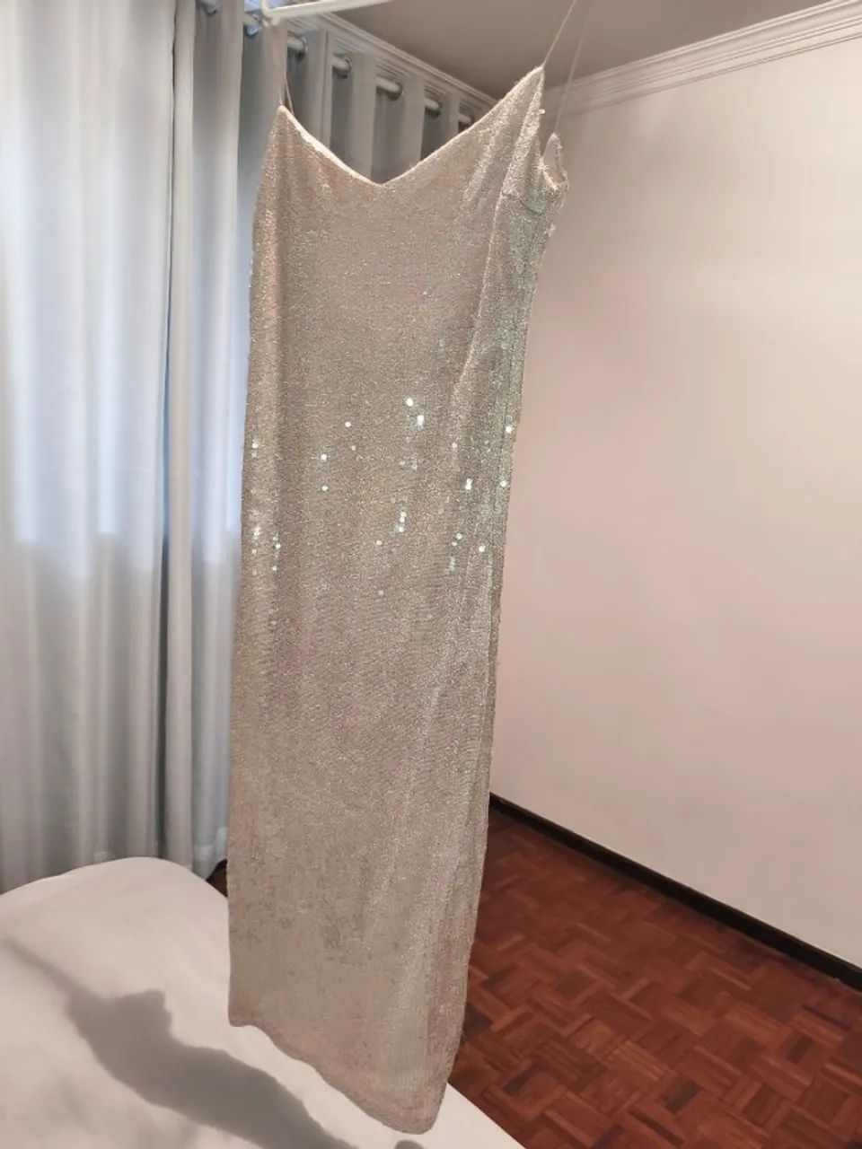 Vestido midi paetê com alça fina