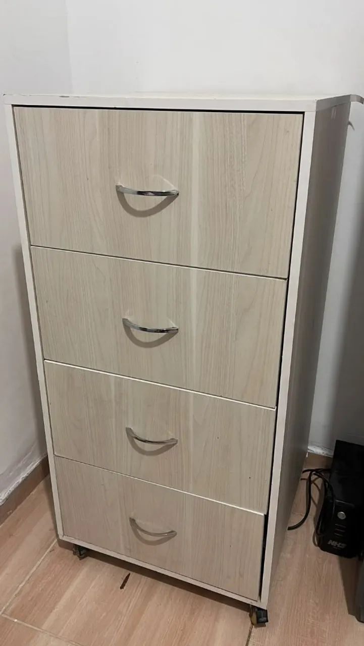 Vendo cômoda com 4 gavetas muito nova