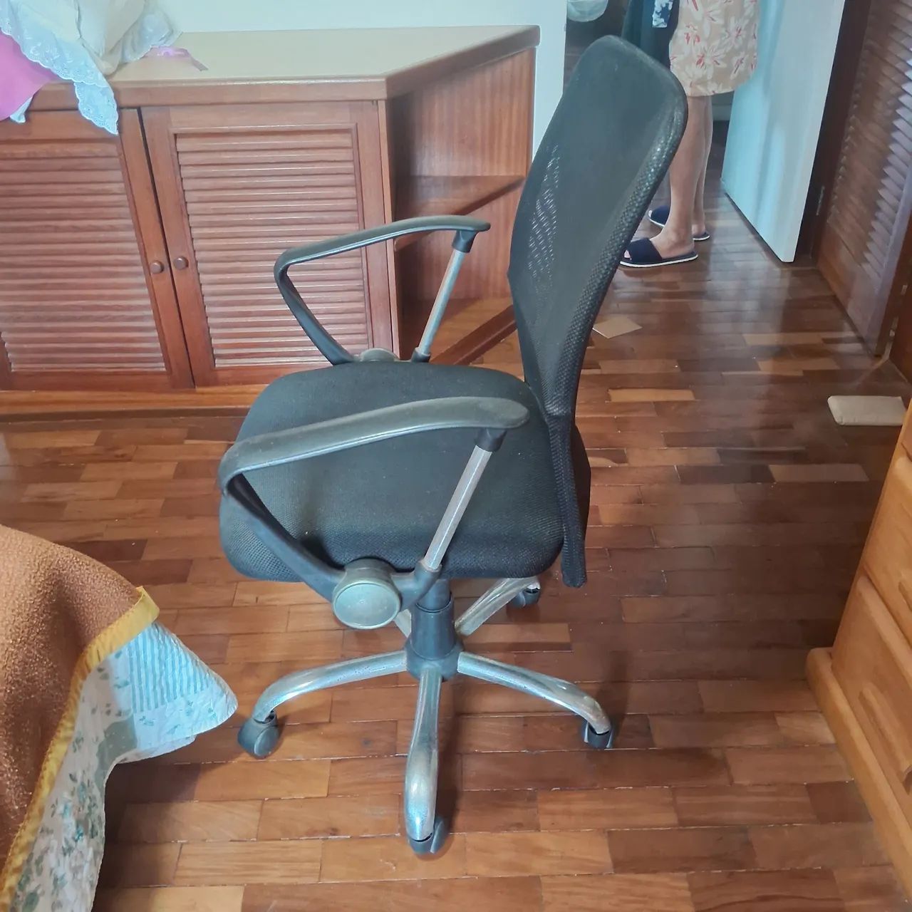 2 Cadeiras escritório preta com rodinhas  - Foto 2
