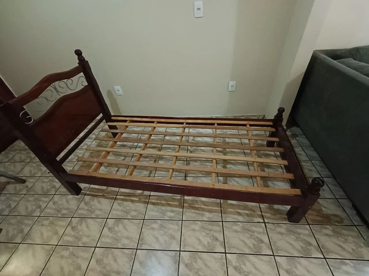 Cama solteiro de madeira com colchão  - Foto 3
