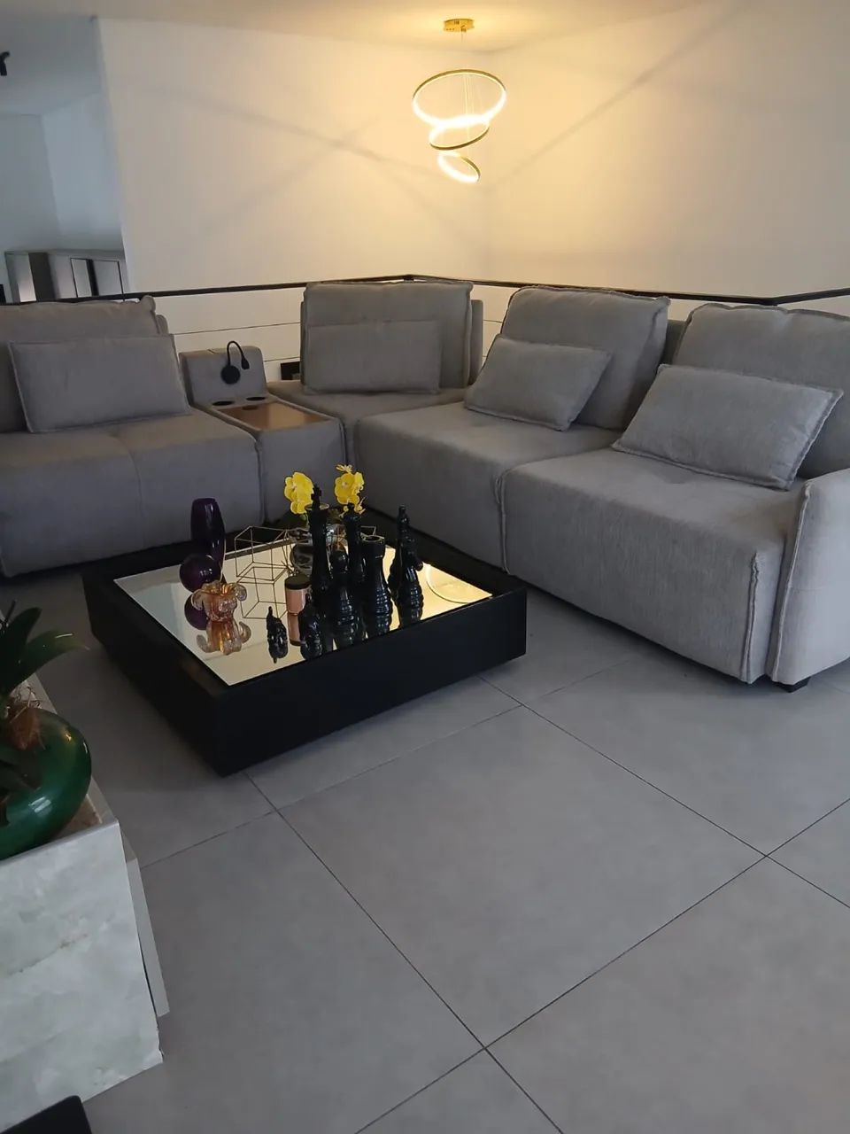 Sofá luxo modulado linho bege com módulo luz leitura e carregamento USB e indução  - Foto 4