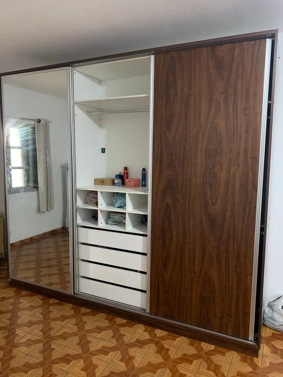 Guarda roupa de madeira 