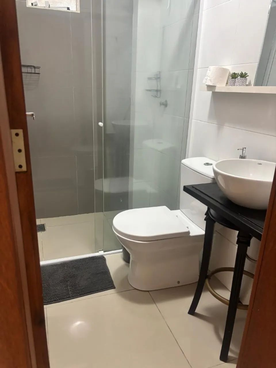 Apartamento completo, mobiliado, com garagem coberta e excelente localização nos Ingleses. - Foto 4