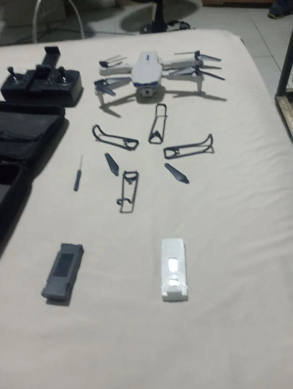 um drone mini  na queize controle  tem câmera 2 bateria  e alguns acessório e  uma chave   - Foto 4