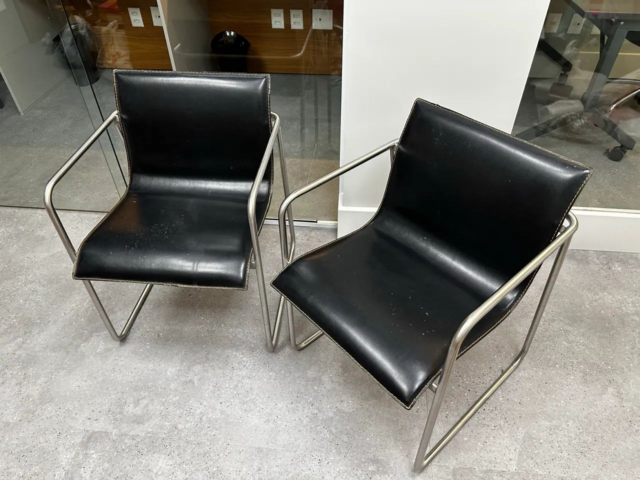 Poltronas em couro preta e aço inox