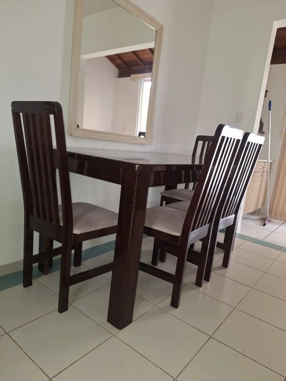 Mesa retangular madeira com tampo de vidro + 4 cadeiras