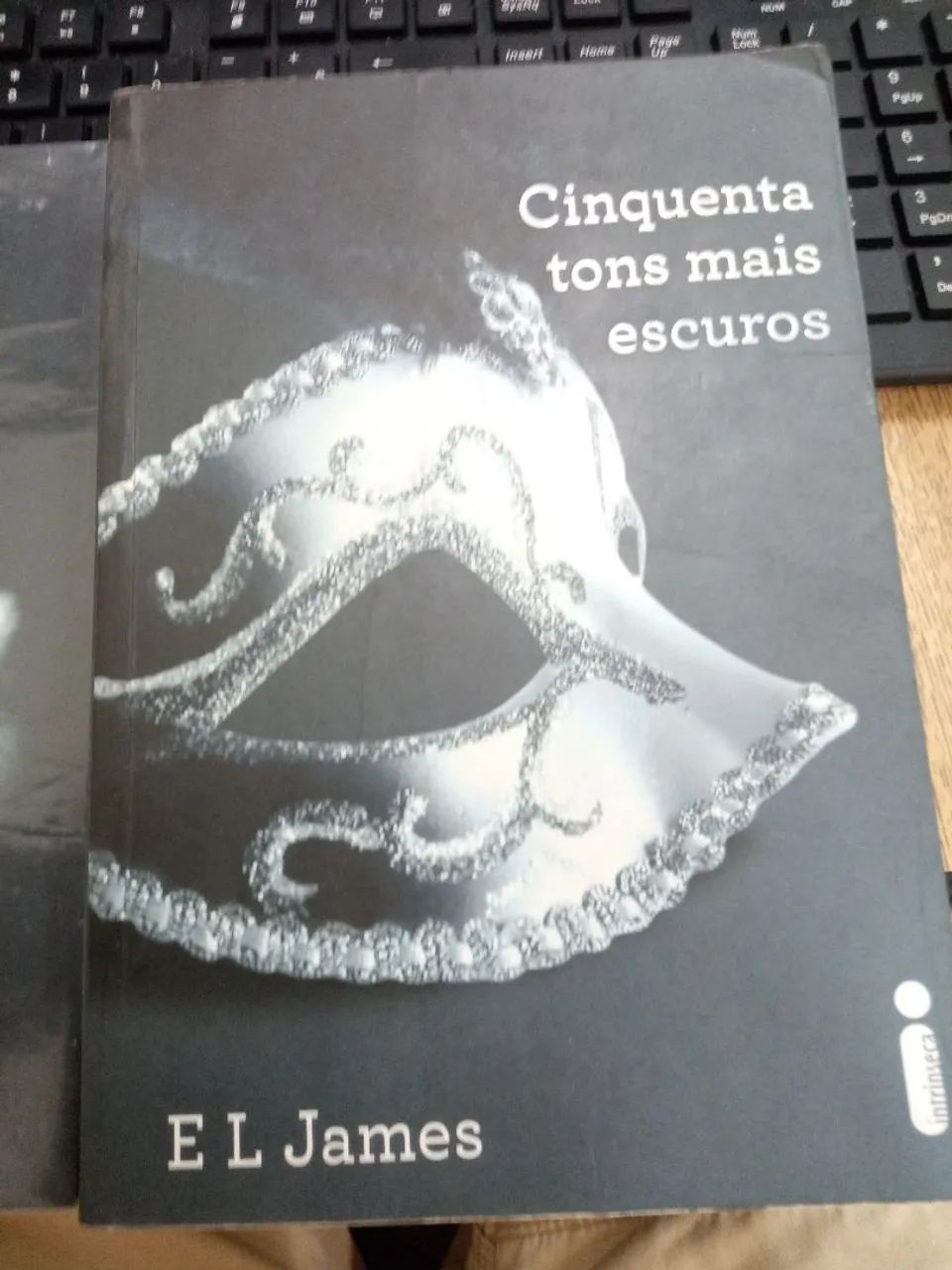 2 livros cinquenta tons de cinza - Foto 4