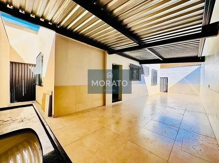 Casa com 3 quartos sendo 1 suíte com 2 vagas de garagem no bairro Serrano. - Foto 2