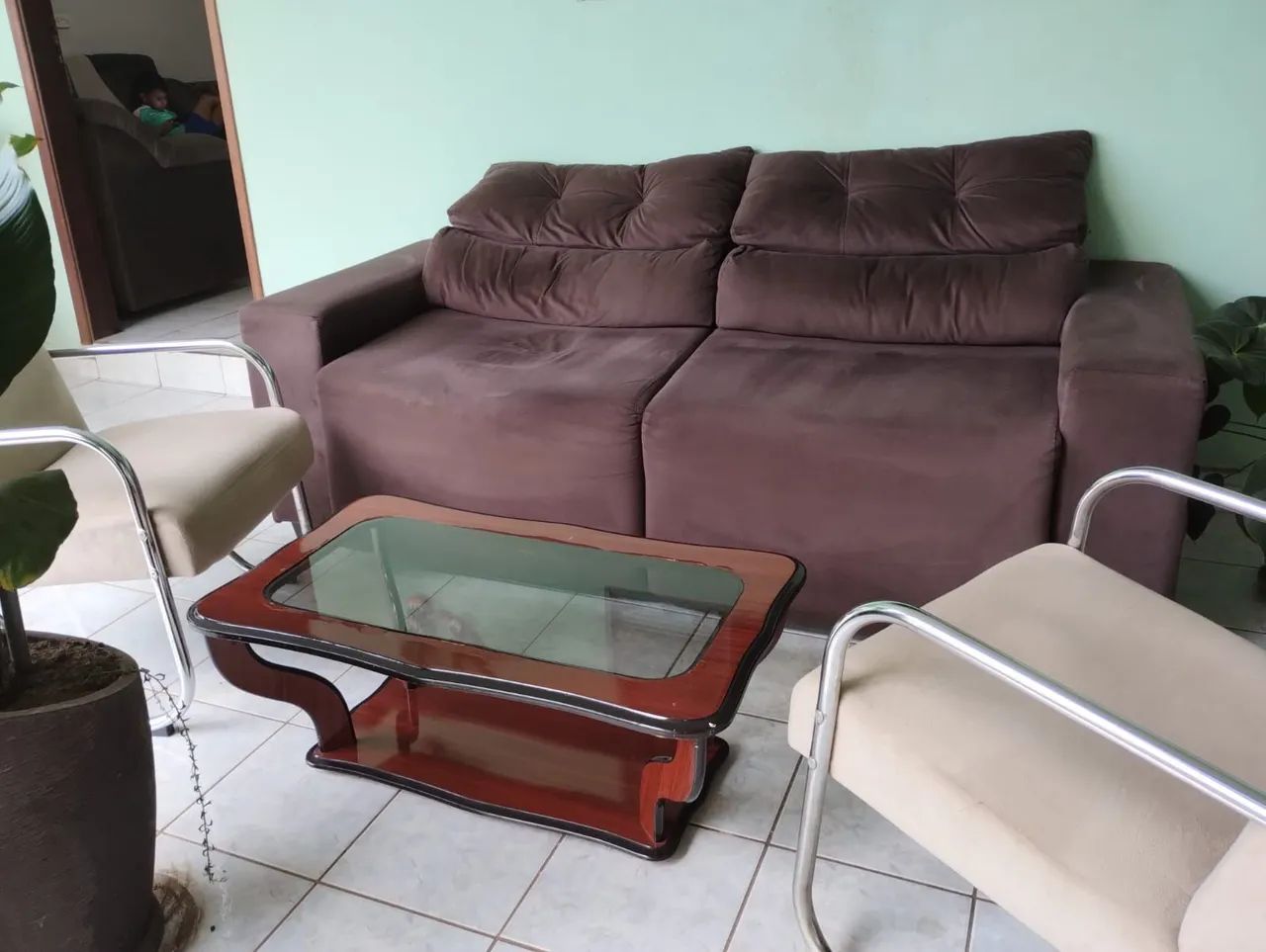 1 sofá retrátil / 2 poltronas / 1 mesinha de centro 