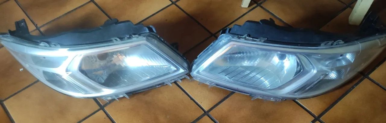 Farol dianteiro Onix Joy 2017