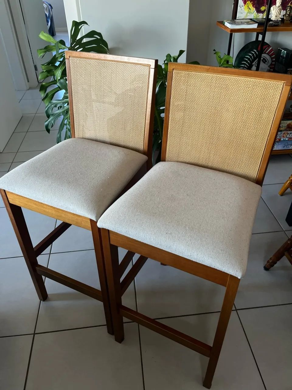 Cadeiras altas em palhinha (par - pra vender rápido) - Foto 3