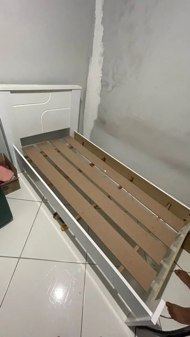 Cama de solteiro semi-nova 