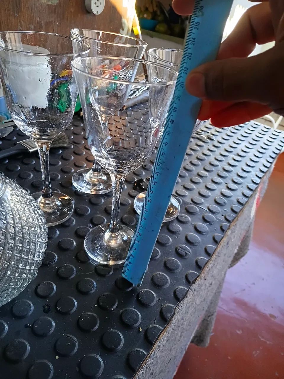 4 taças antigas e 1 liquoreira  - Foto 4