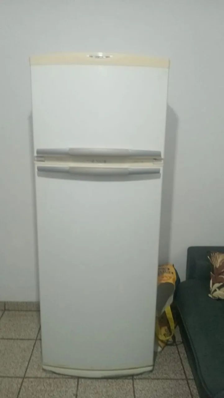 Vende-se uma geladeira