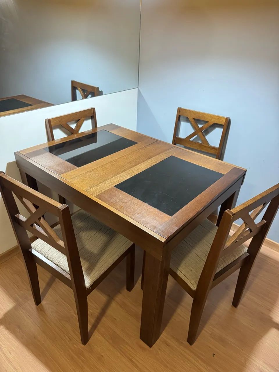 Mesa extensiva com 4 cadeiras 