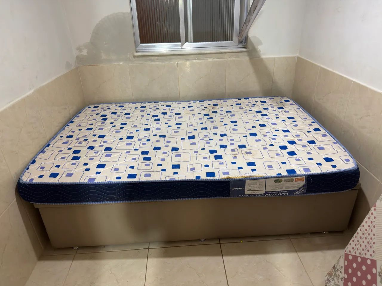 A cama box baú tamanho viúva.