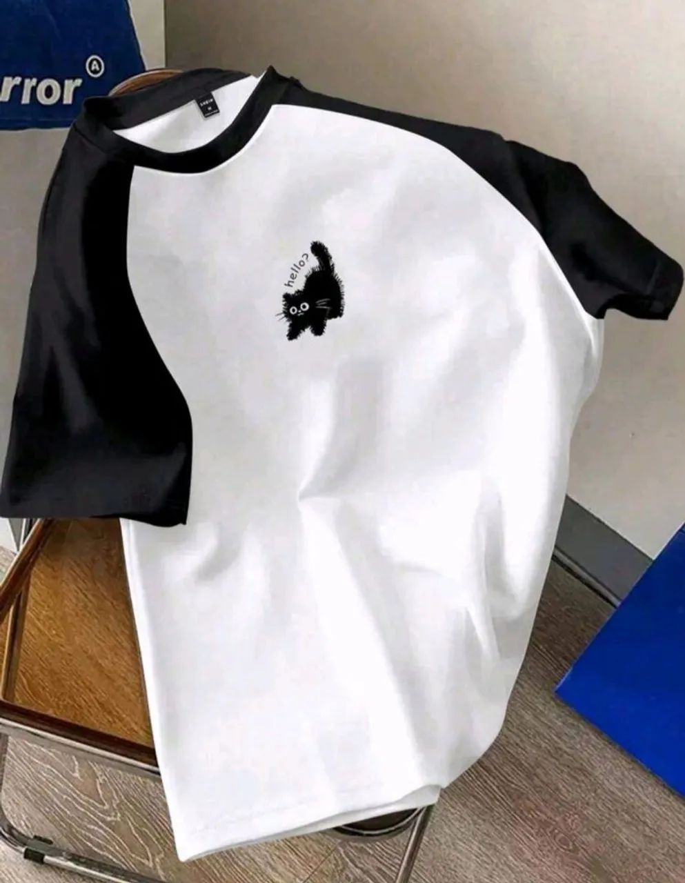 Camiseta Feminina Raglan Branca e Preta com Estampa de Gato 45 Reais