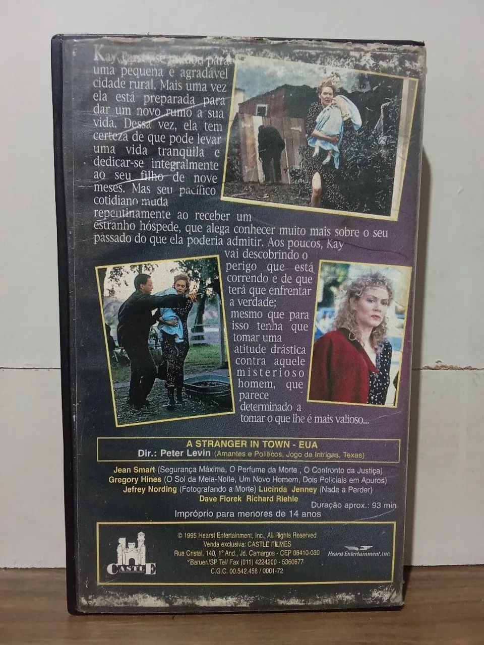 Vhs filme um estranho na cidade (legendado) - Foto 2