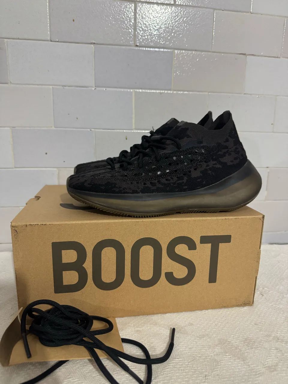 Yeezy Boost 380 Onyx Refletivo - 41br  - Foto 4