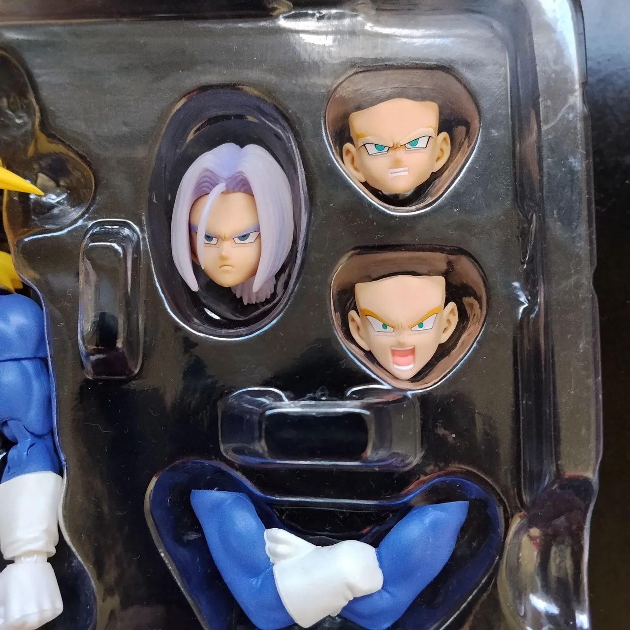 SH Figuarts Bandai Trunks Armored Custom - Foto 2