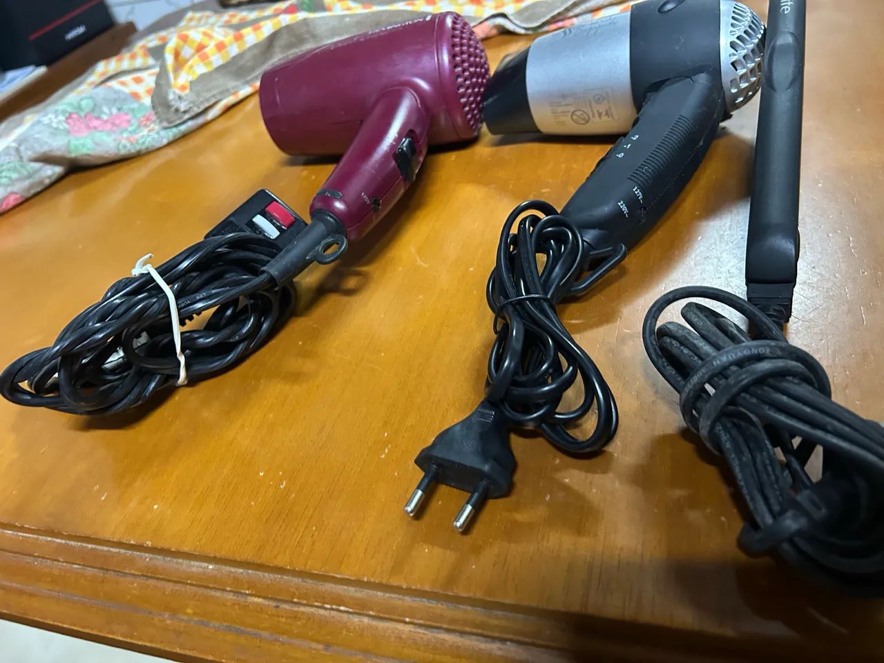 Vendo 2 secador de cabelo de brinde e uma chapinha o secador de cabelo é profissional - Foto 5