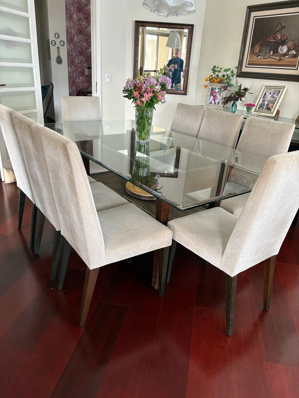 sala de jantar completa com buffet