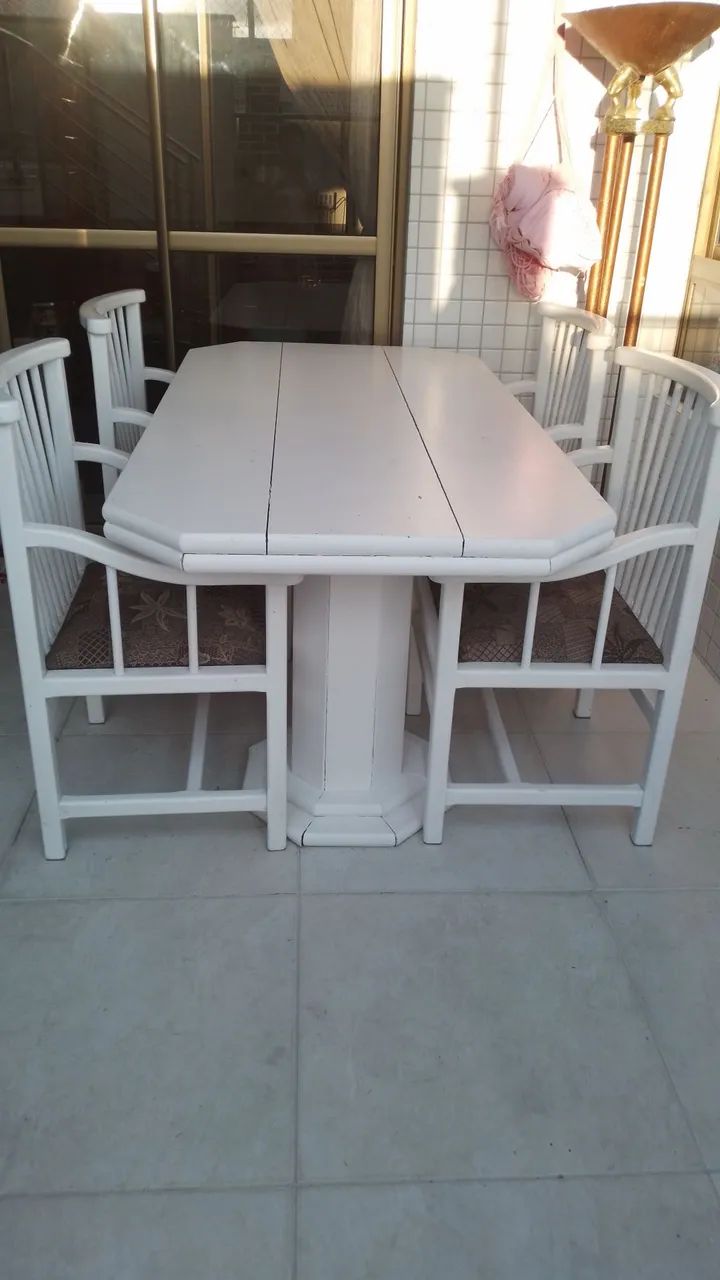 Mesa e cadeiras