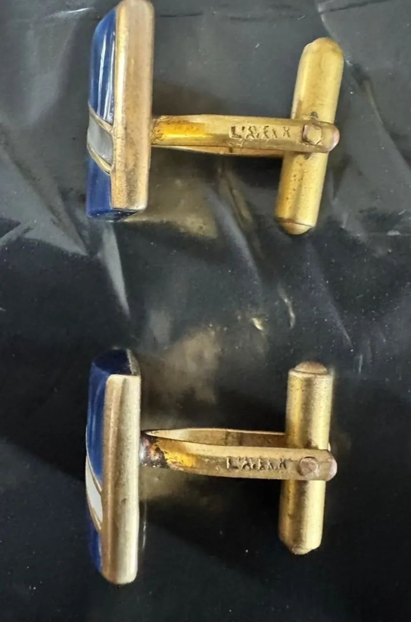 PAR DE ABOTOADURAS E PRENDEDOR DE GRAVARA EM METAL DOURADO 