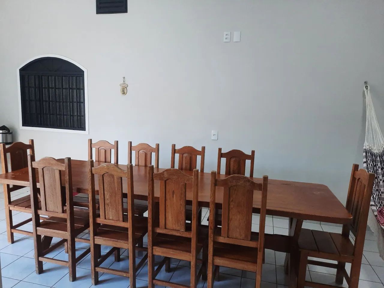 Mesa de madeira com 10 cadeiras  - Foto 2