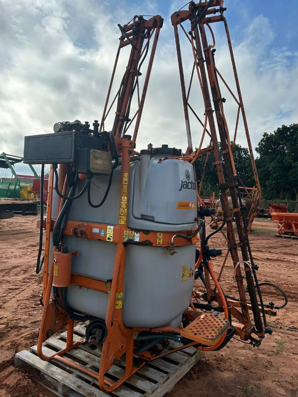 Pulverizador jacto AM 14 comando elétrico com GPS