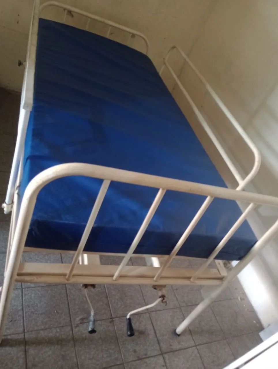 Cama hospitalar+ colchão  - Foto 4