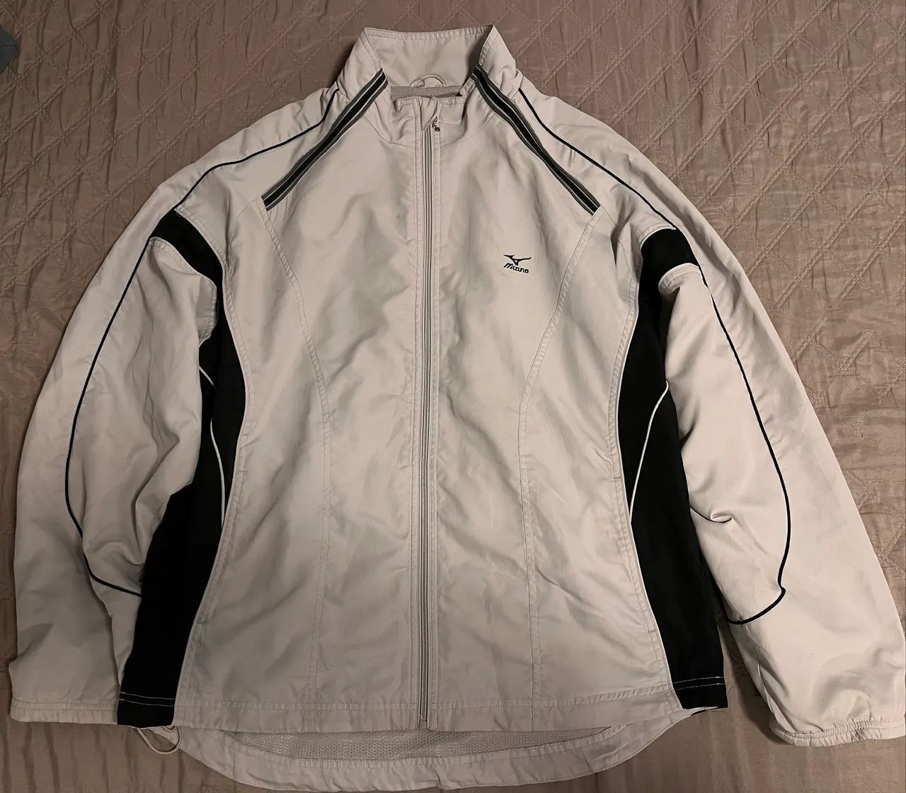 Jaqueta Corta Vento Mizuno cinza claro