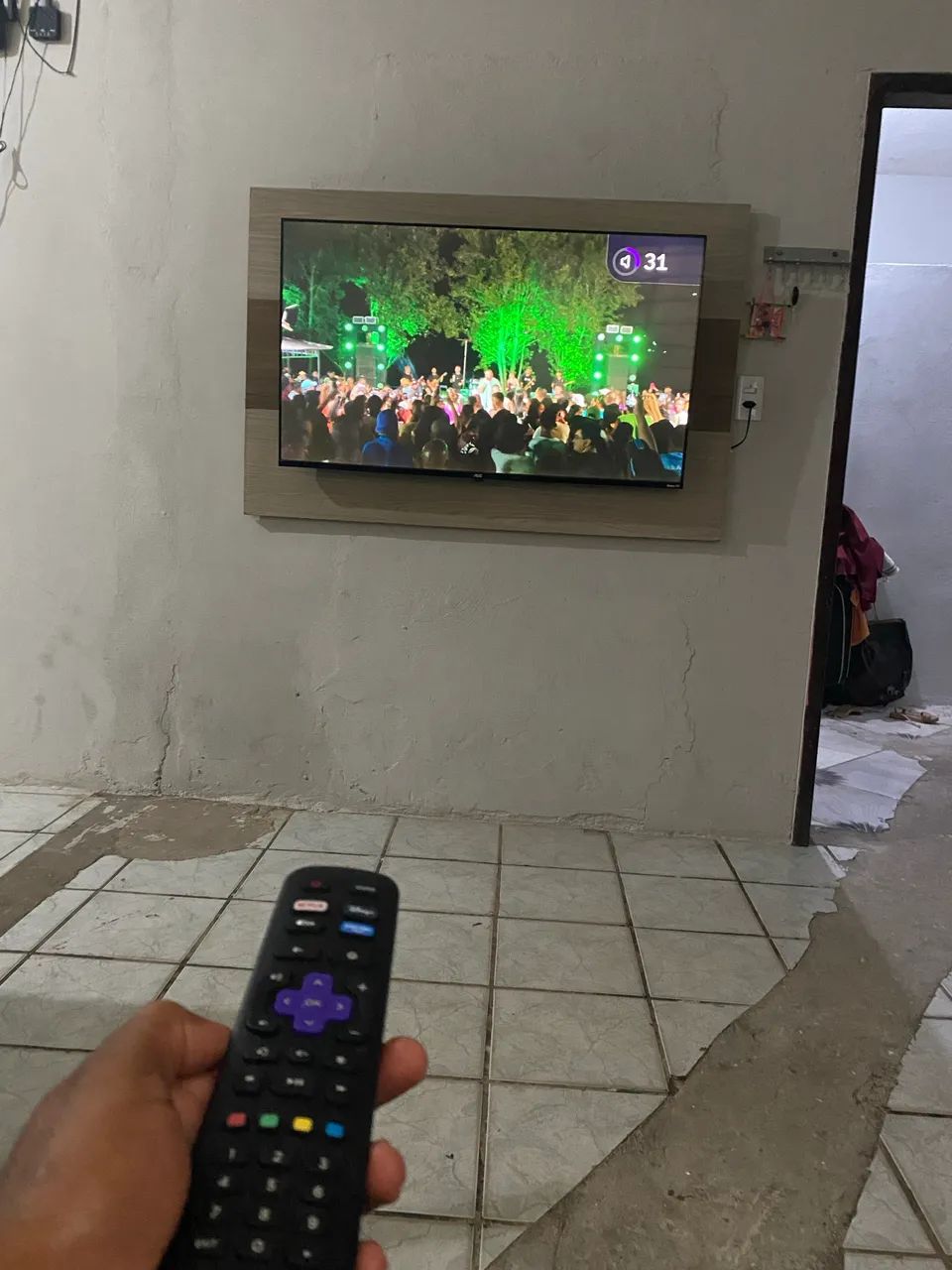 Tv Aoc smart roku 43 polegadas 8 meses de uso  - Foto 2