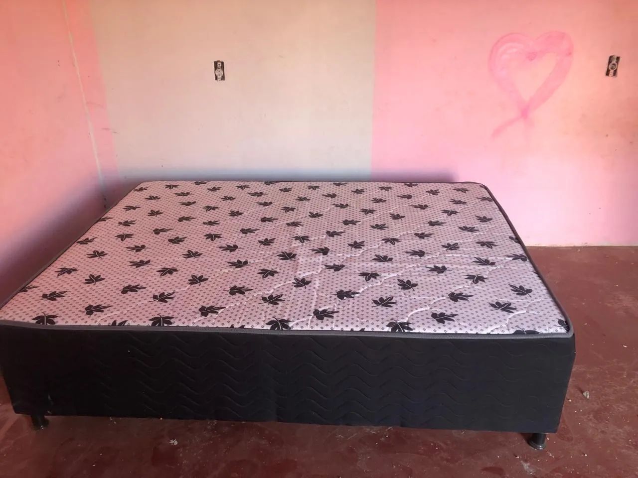 Cama semi nova 1 mês de uso