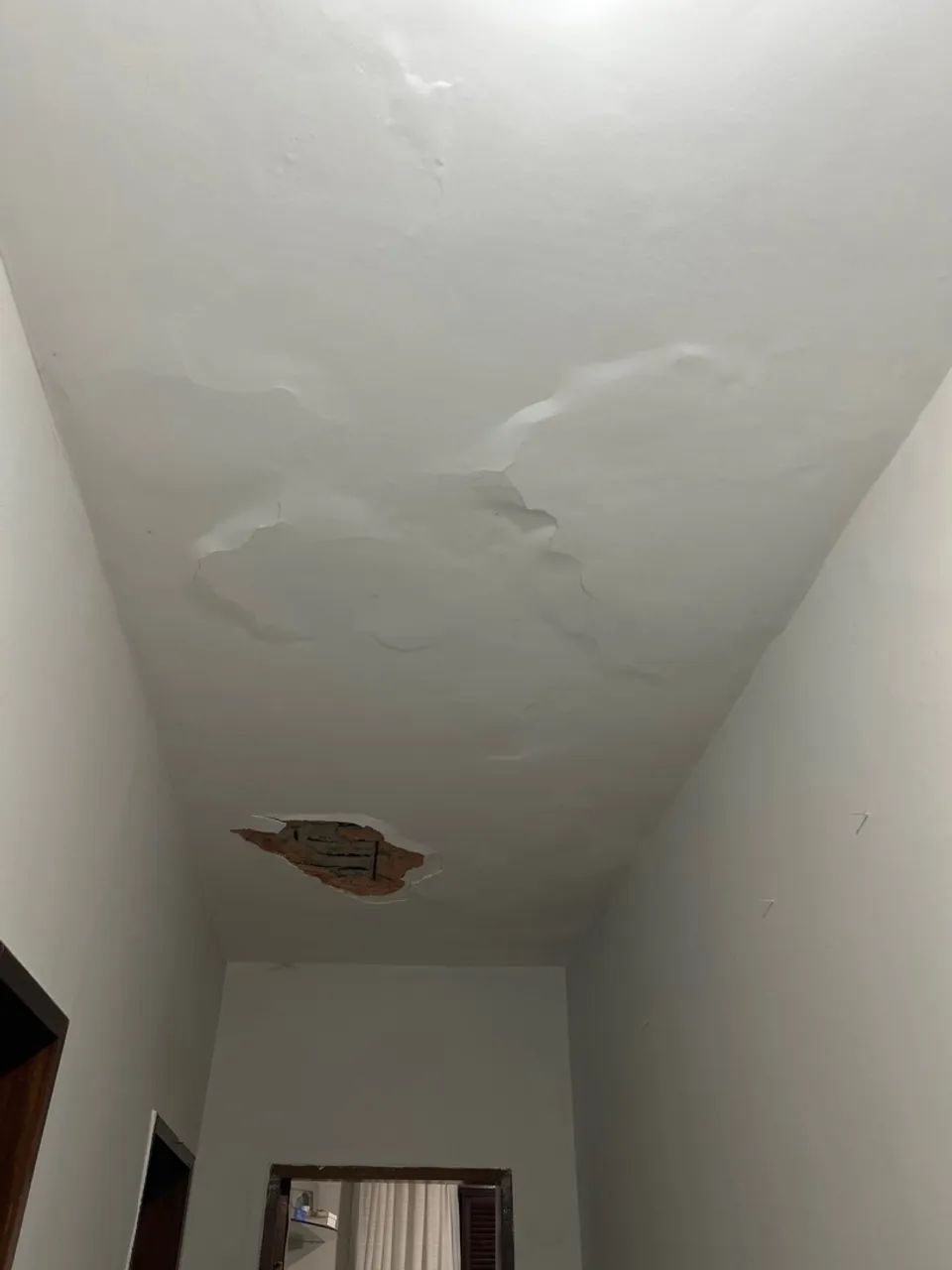 Precisa-se de pintor para Pintura  e umas restaurações no teto de alguns compartimentos  - Foto 4