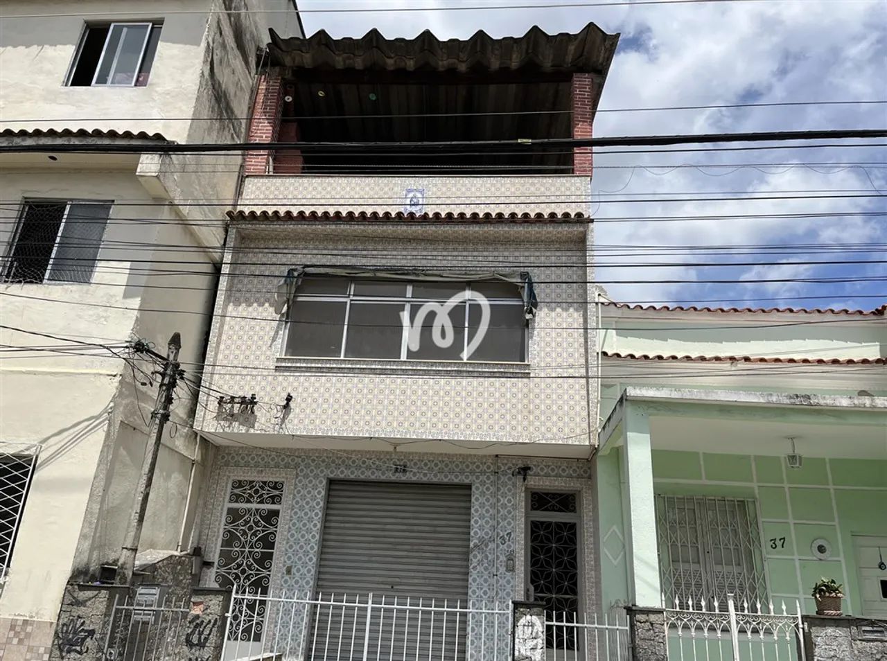 Casa duplex, 4 quartos, com terraço e churrasqueira.
