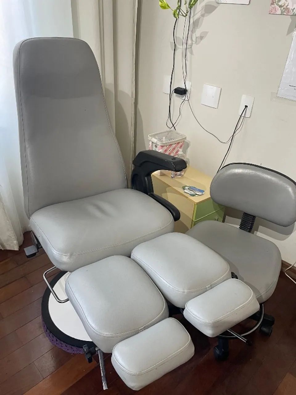 Cadeira de podologia, mocho  e maca 