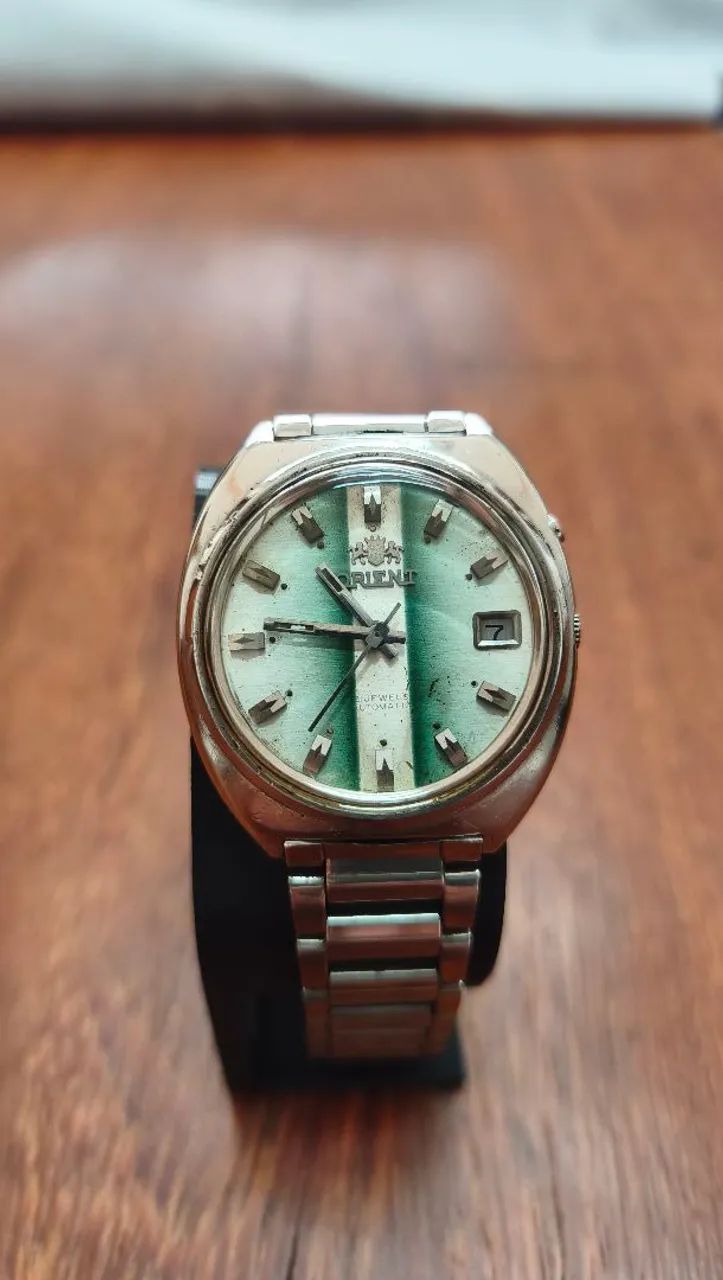 Relógio Orient Automático Vintage Prata com verde degradê e detalhe retangular no centro 