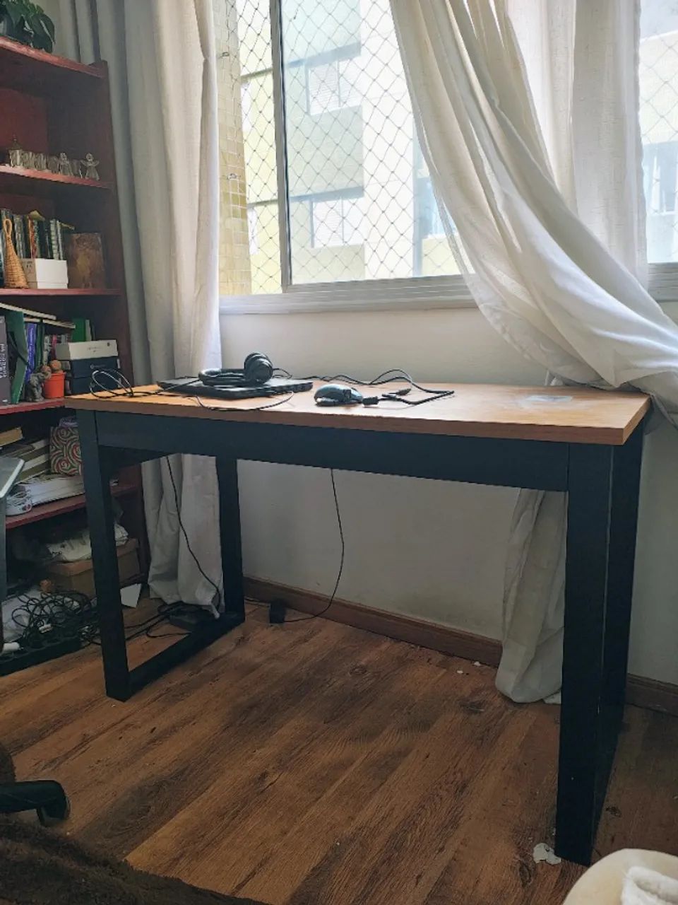 Mesa de trabalho semi nova, com gaveta - Foto 3