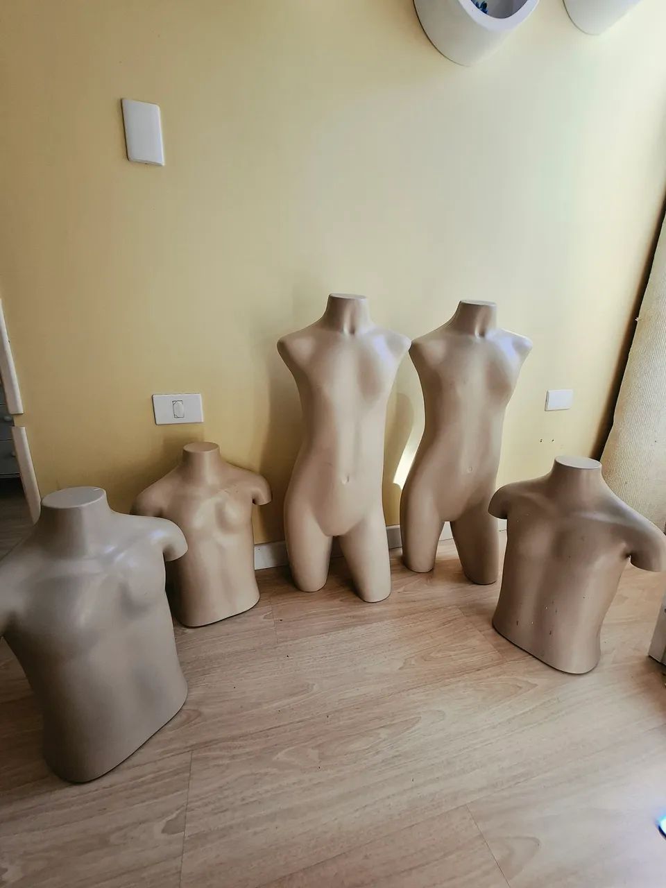 Conjunto com 6 Manequins para Loja/Vitrine - Femininos e masculinos  - Ótimo Preço - Foto 4