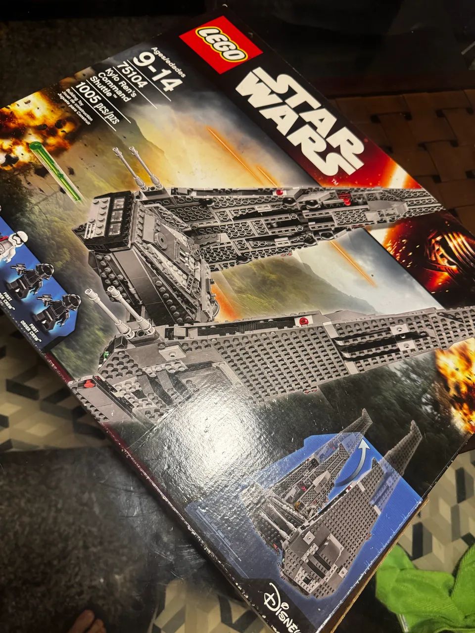 LEGO Star Wars - Kylo Ren?s Command Shuttle - 75104 - 1005 peças - Foto 2