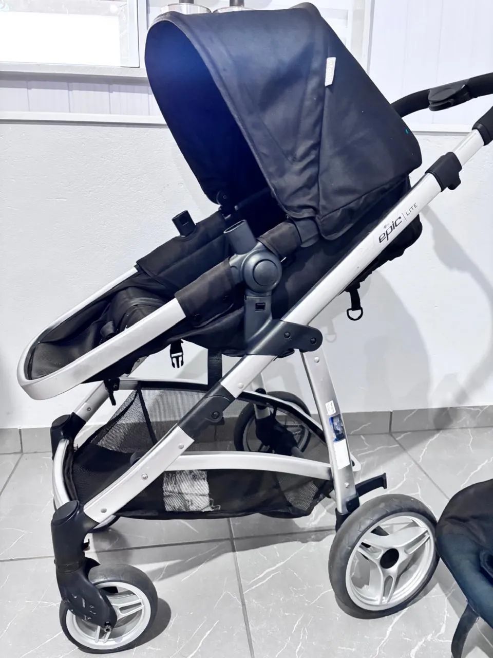 Vendo carrinho de bebê com bebê conforto  - Foto 3