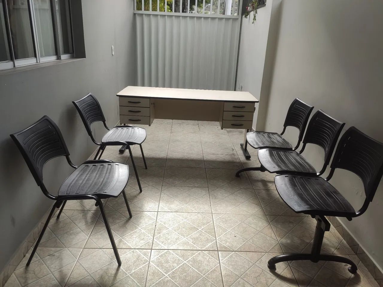 Mesa e cadeiras para escritório - Foto 2
