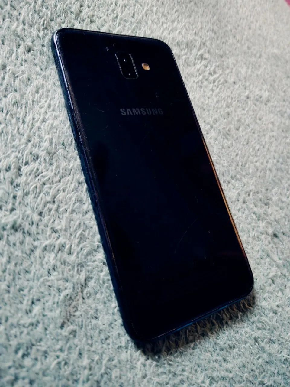 Celular J6 plus, somente com a tela trincada 